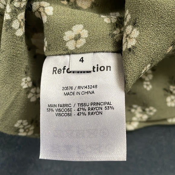 Flirty FEMME super flattering Reformation sage grewn floral puff sleeve top 4 💕 - Picture 5 of 8